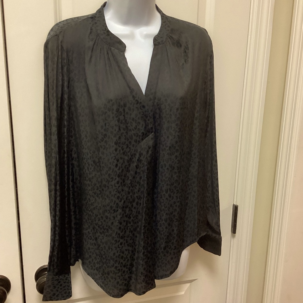 Lush ladies SZM,100% polyester, v neck, silky feeling! Never worn.